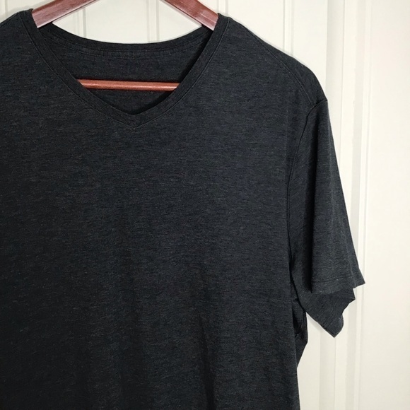 Lululemon Men’s Short Sleeve V Neck T-Shirt in Dark Gray. - Picture 3 of 10